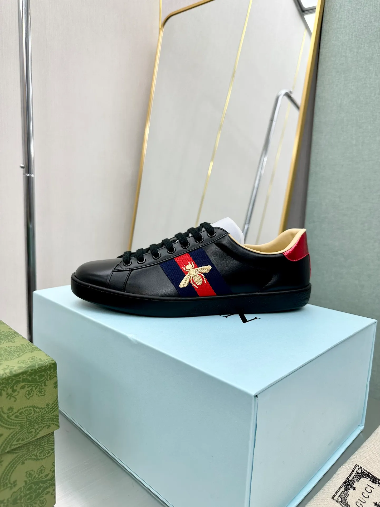 👟👟Ex-factory price 540👟👟 Men's size +10 Top version: Gucci G family classic Ace series Embroidery Little Bee White Shoes Couple Style Ribbon Love Casual Sports Shoes Sneakers Original Purchase Development Production This brand's classic low-top sports shoes interweave golden embroidered bees with red and green webbing. The bee is a classic element of the brand. It appeared in the Gucci ready-to-wear series in the 1970s. Exquisite packaging at the delivery counter🛍📦 ▪️Fabrics: Original custom imported first-layer cowhide ▪️Foots: Original custom cowhide lining ▪️Sole: Original open-molded rubber non-slip material ▪️Sole thickness: 2.5CM ▪️Size: Women's 34-41 (customized 34/41) ▪️Size: Men's 38-46 (38/46 customized)